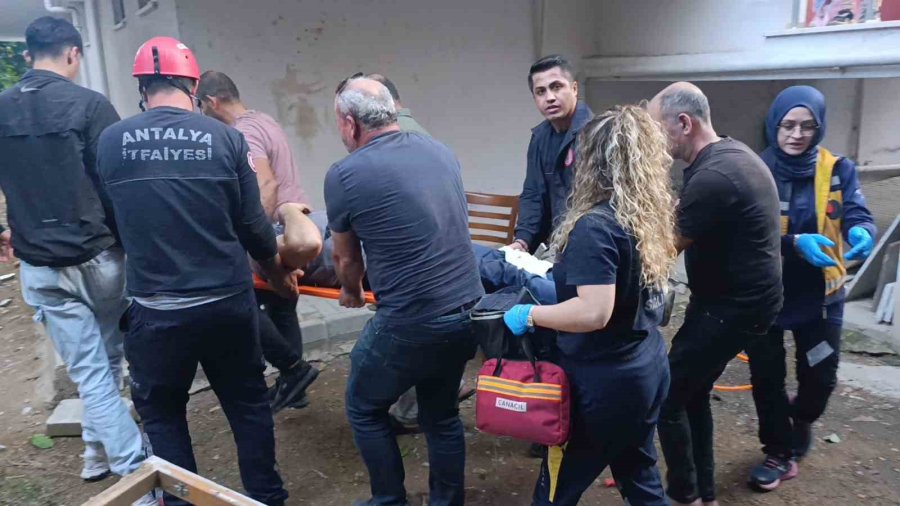 Bacağına Saplanan Korkuluk Demiri İle Hastaneye Kaldırıldı