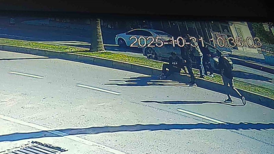 Otomobile Arkadan Çarpan Motosiklet Sürücüsü Yaralandı