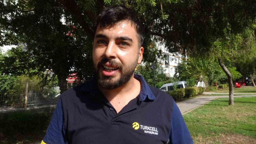 Eline Aldığı Bıçakla Yoldan Geçenlere Dehşeti Yaşattı: 1 Yaralı