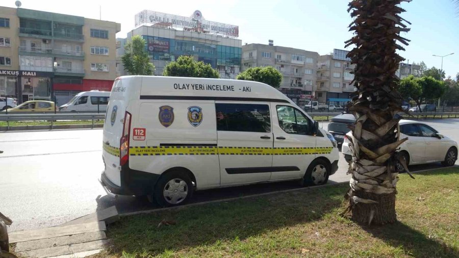 Eline Aldığı Bıçakla Yoldan Geçenlere Dehşeti Yaşattı: 1 Yaralı