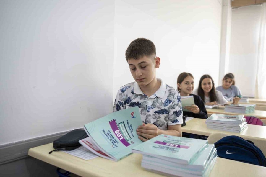 Mersin’de 5 Bin Öğrenciye Ücretsiz Kaynak Kitap Dağıtıldı