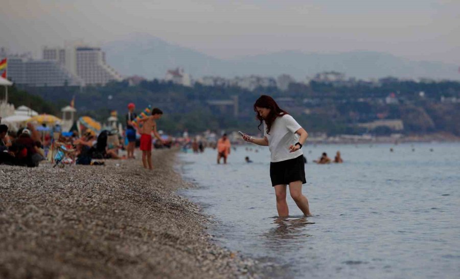 Antalya’da Kasım Ayında Denize Girmenin Keyfini Çıkardılar