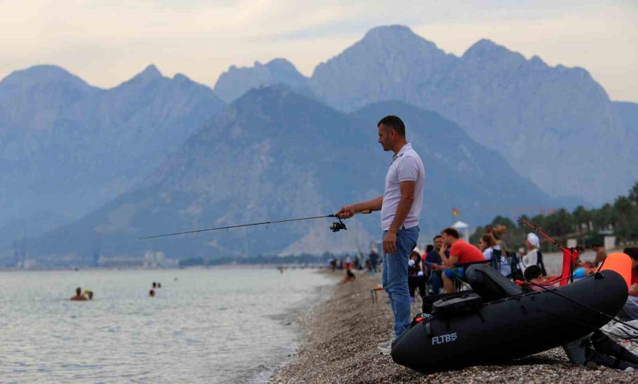 Antalya’da Kasım Ayında Denize Girmenin Keyfini Çıkardılar