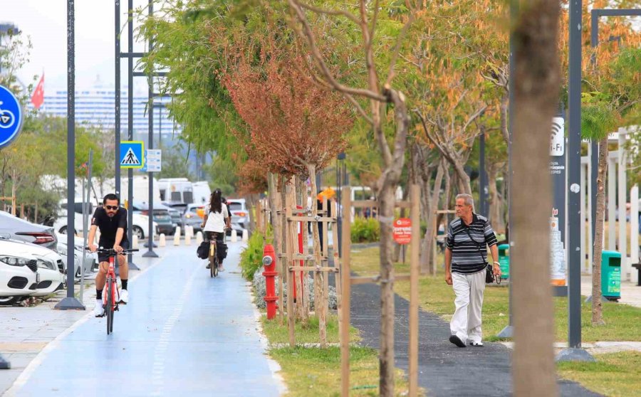 Antalya’da Kasım Ayında Denize Girmenin Keyfini Çıkardılar