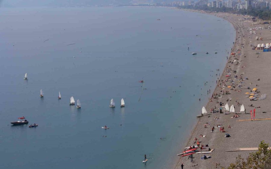 Antalya’da Kasım Ayında Denize Girmenin Keyfini Çıkardılar