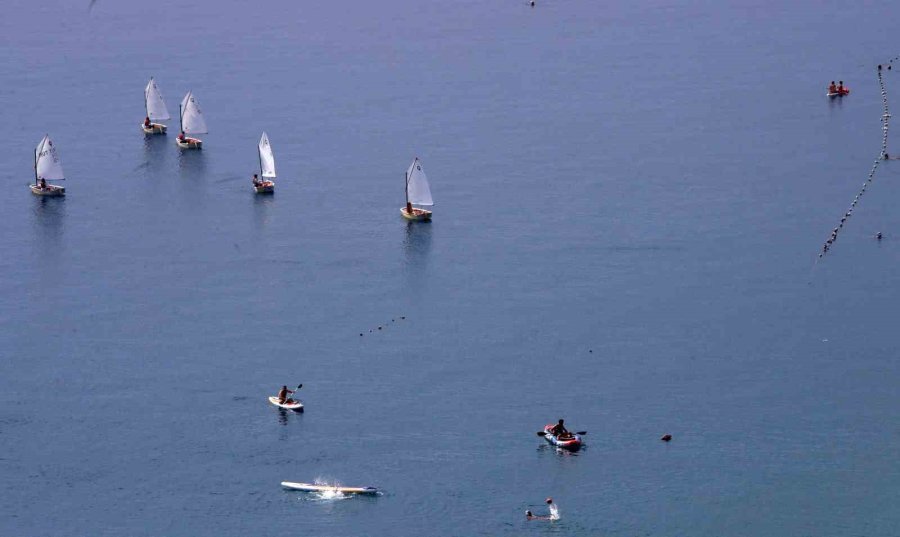 Antalya’da Kasım Ayında Denize Girmenin Keyfini Çıkardılar