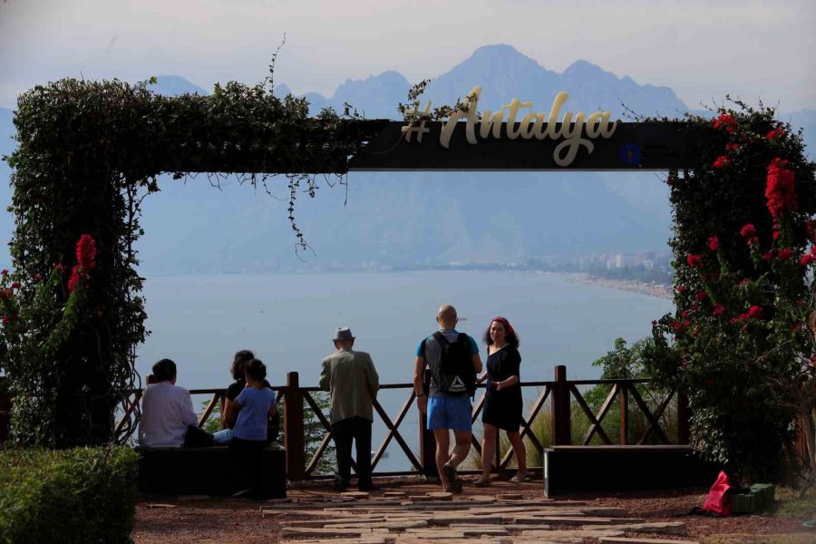 Antalya’da Kasım Ayında Denize Girmenin Keyfini Çıkardılar