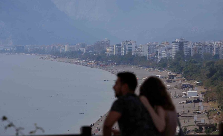 Antalya’da Kasım Ayında Denize Girmenin Keyfini Çıkardılar