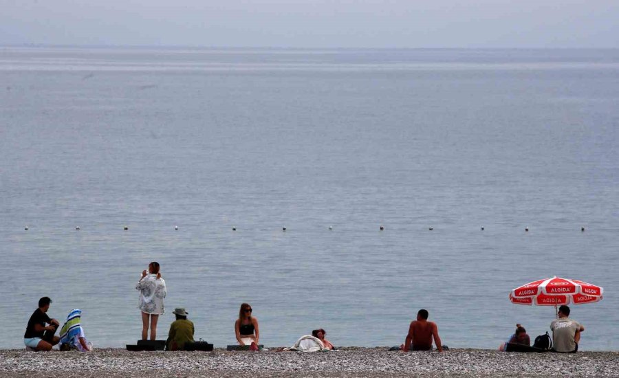 Antalya’da Kasım Ayında Denize Girmenin Keyfini Çıkardılar