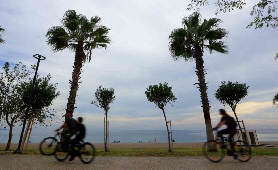 Antalya’da Kasım Ayında Denize Girmenin Keyfini Çıkardılar