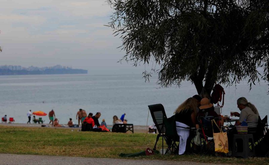 Antalya’da Kasım Ayında Denize Girmenin Keyfini Çıkardılar