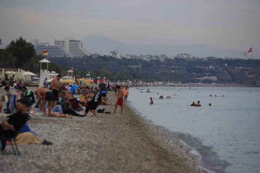 Antalya’da Kasım Ayında Denize Girmenin Keyfini Çıkardılar