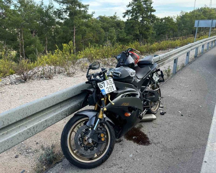 Motosikleti İle Bariyerlere Çarpan Üniversite Öğrencisi Hayatını Kaybetti