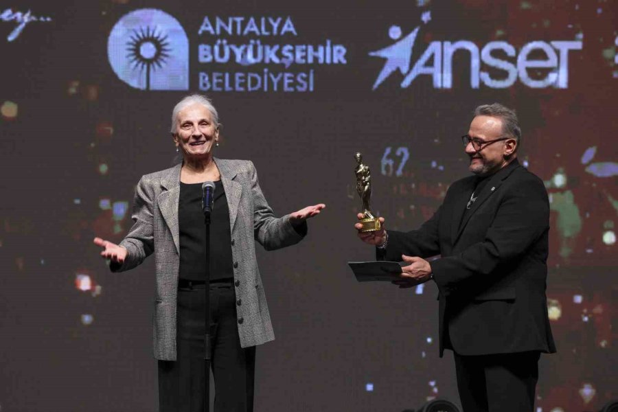 62. Altın Portakal’a ‘tavşan İmparatorluğu’ 7 Ödülle Damga Vurdu