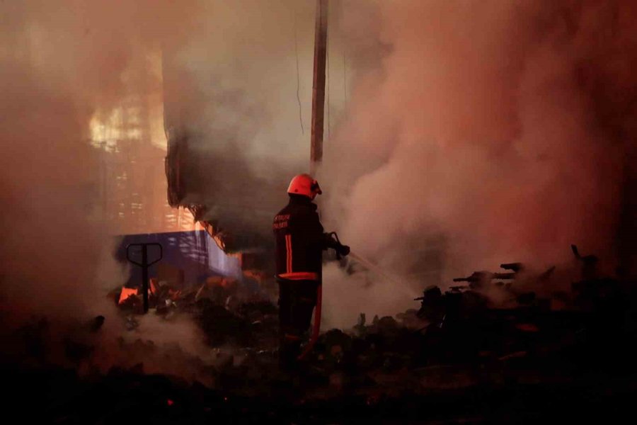 Antalya’da Paketleme Fabrikası Alev Alev Yandı