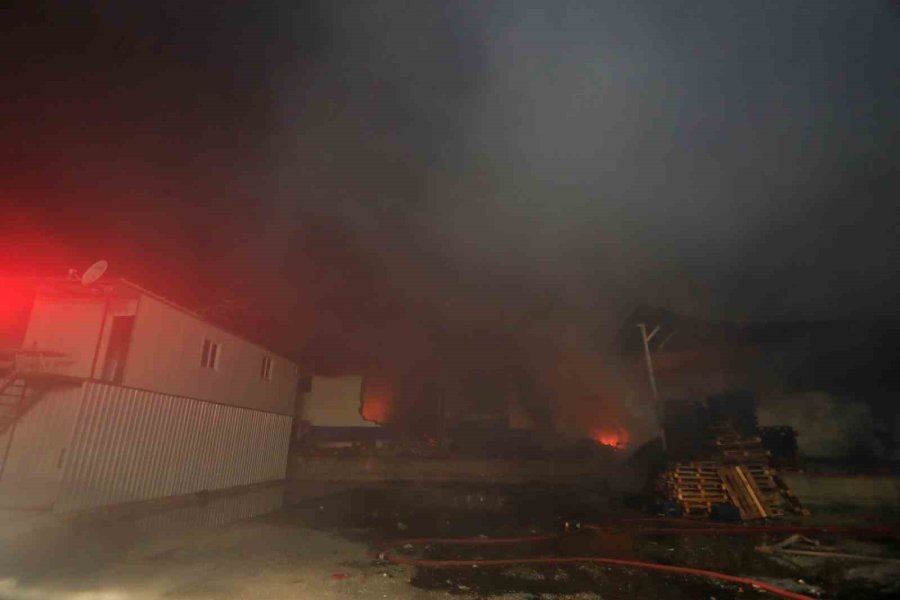 Antalya’da Paketleme Fabrikası Alev Alev Yandı