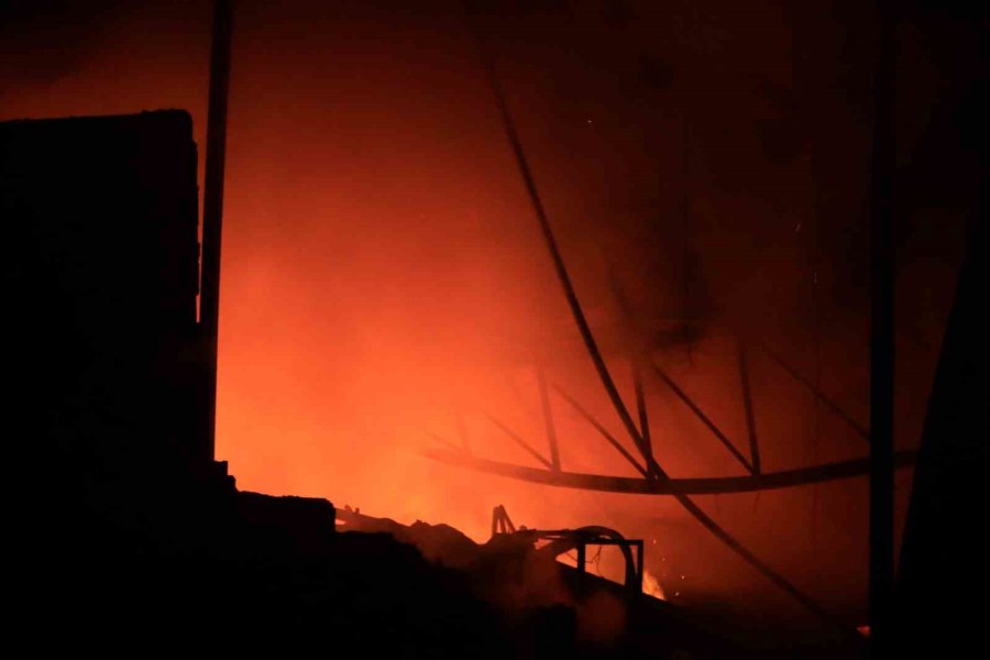 Antalya’da Paketleme Fabrikası Alev Alev Yandı