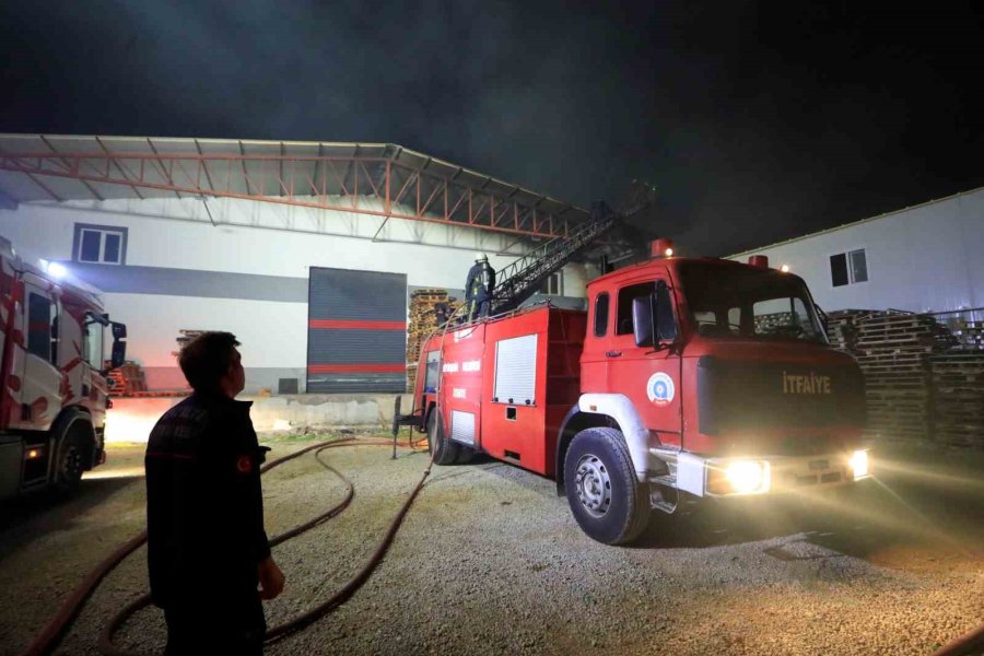 Antalya’da Paketleme Fabrikası Alev Alev Yandı