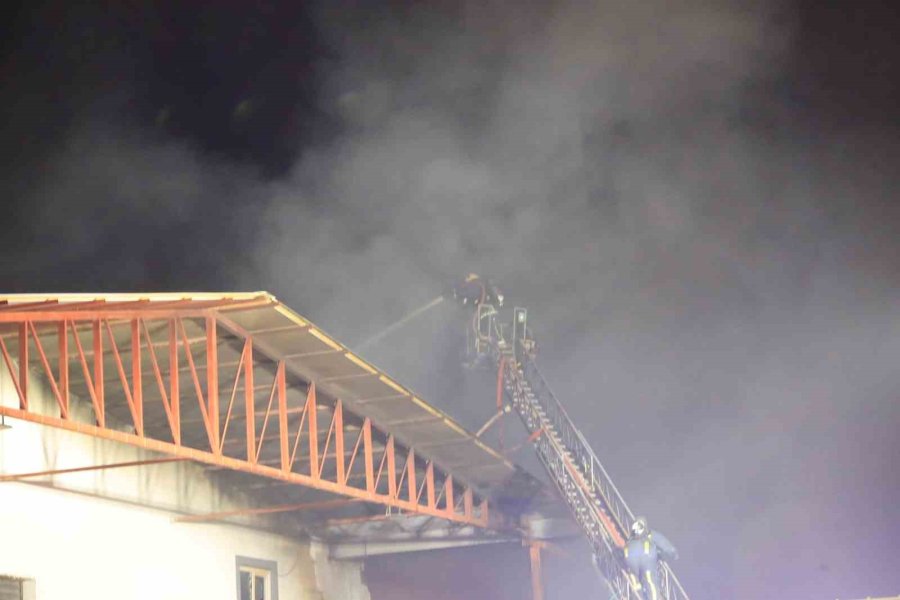 Antalya’da Paketleme Fabrikası Alev Alev Yandı