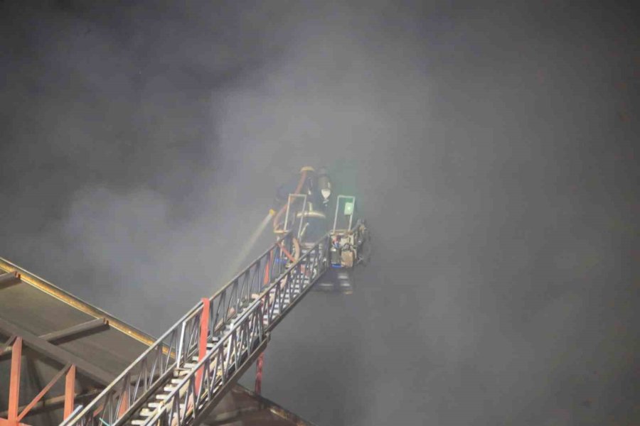 Antalya’da Paketleme Fabrikası Alev Alev Yandı