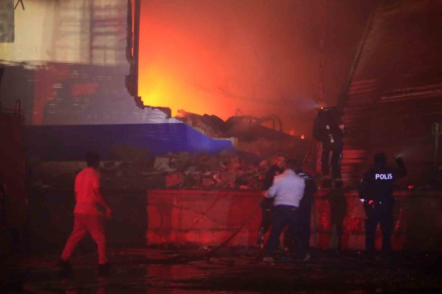 Antalya’da Paketleme Fabrikası Alev Alev Yandı