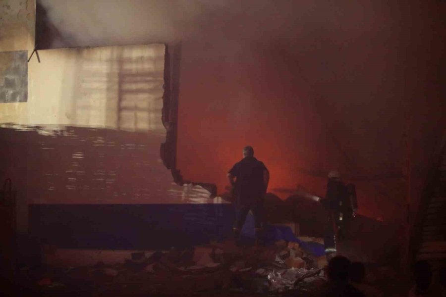 Antalya’da Paketleme Fabrikası Alev Alev Yandı