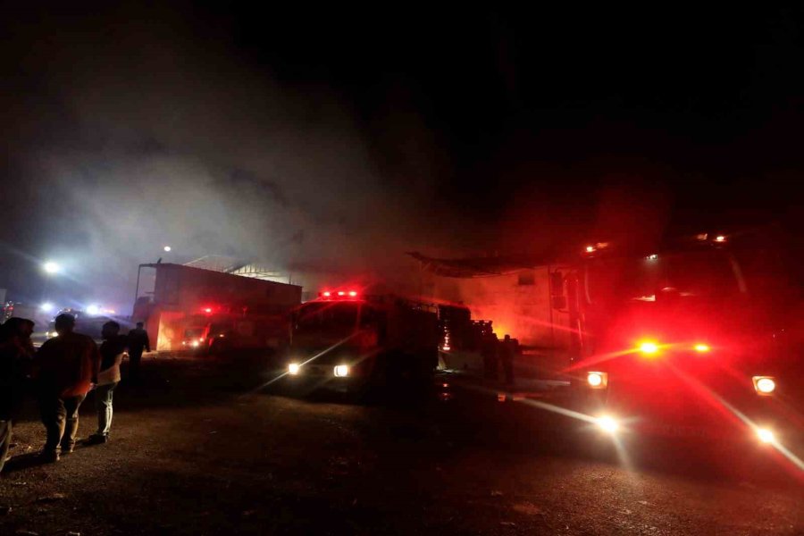 Antalya’da Paketleme Fabrikası Alev Alev Yandı