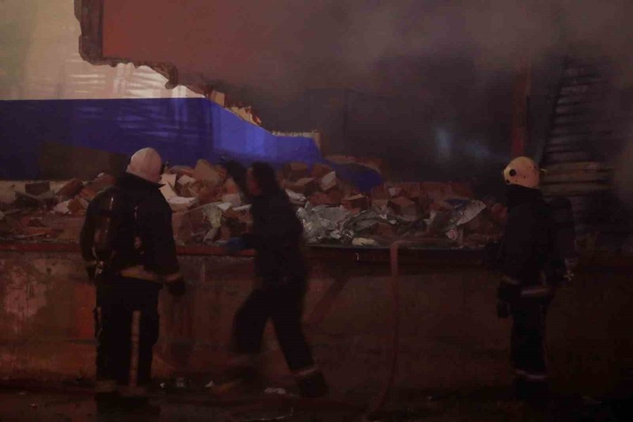 Antalya’da Paketleme Fabrikası Alev Alev Yandı