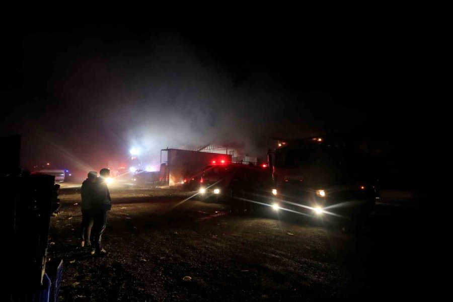 Antalya’da Paketleme Fabrikası Alev Alev Yandı