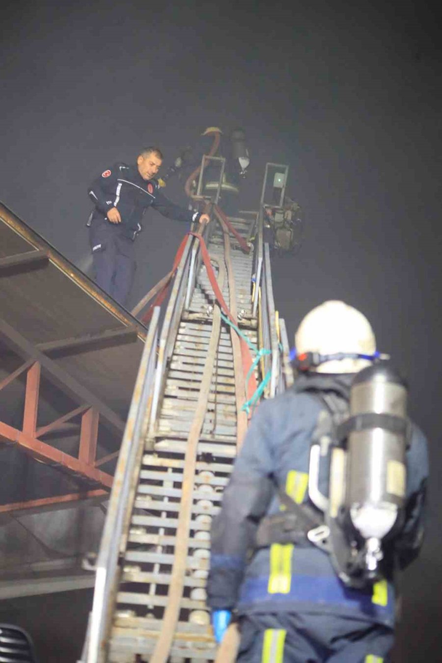 Antalya’da Paketleme Fabrikası Alev Alev Yandı