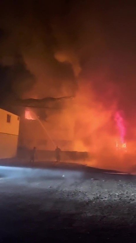 Antalya’da Paketleme Fabrikası Alev Alev Yandı