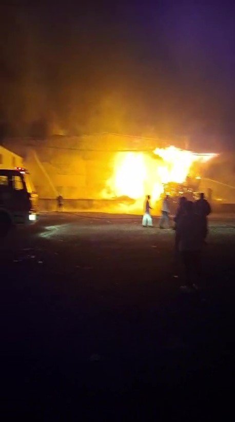 Antalya’da Paketleme Fabrikası Alev Alev Yandı