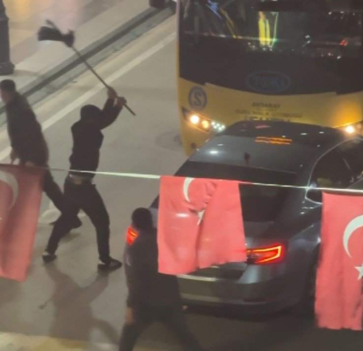 Kaldırıma Çıkıp 3 Kişiyi Yaralayan, Ters Yola Girip 5 Araca Çarpan Alkollü Sürücü Böyle Darbedildi