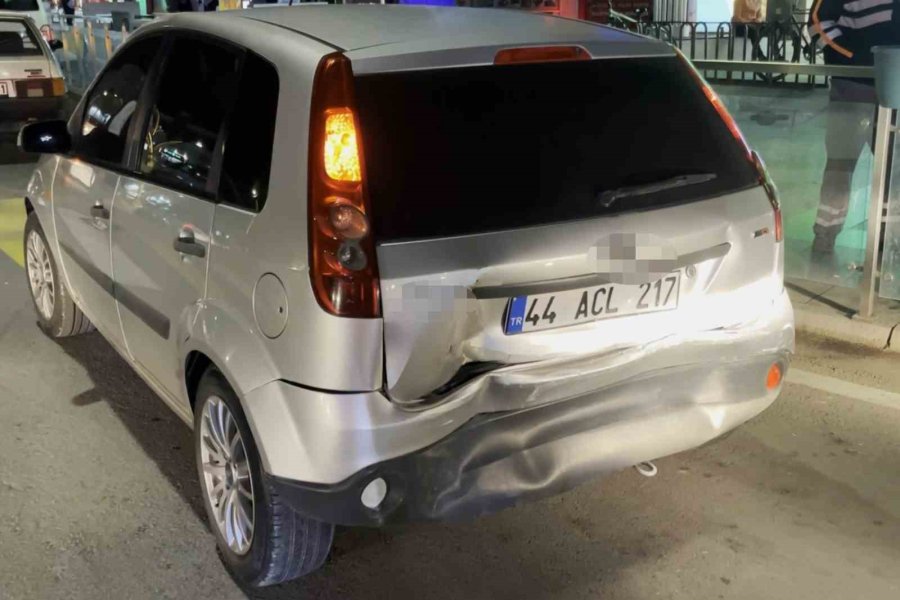 Kaldırıma Çıkıp 3 Kişiyi Yaralayan, Ters Yola Girip 5 Araca Çarpan Alkollü Sürücü Böyle Darbedildi