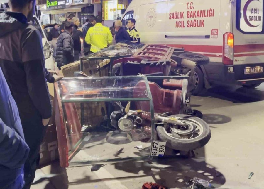 Kaldırıma Çıkıp 3 Kişiyi Yaralayan, Ters Yola Girip 5 Araca Çarpan Alkollü Sürücü Böyle Darbedildi