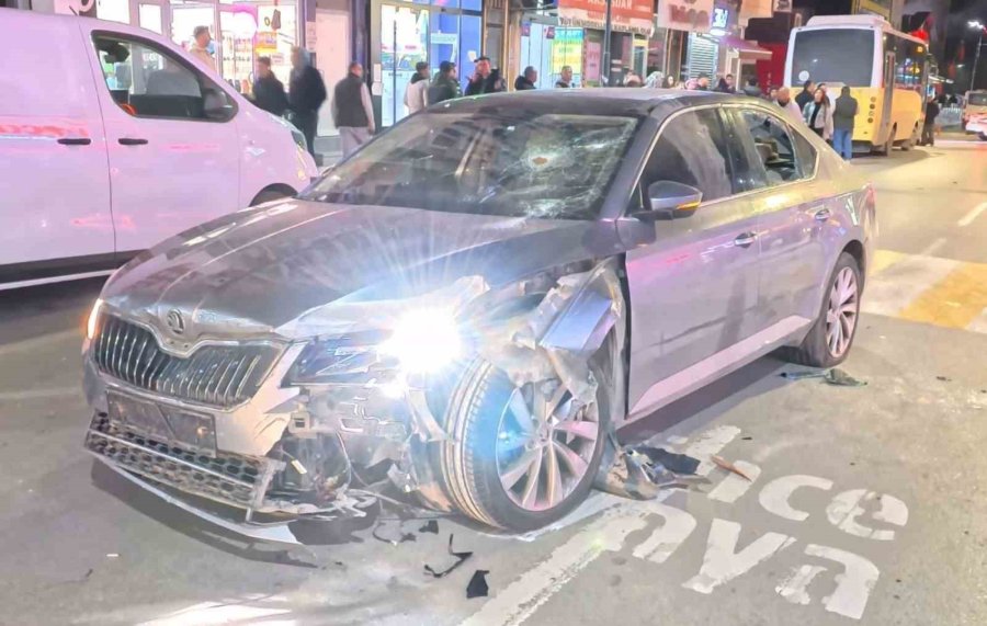 Kaldırıma Çıkıp 3 Kişiyi Yaralayan, Ters Yola Girip 5 Araca Çarpan Alkollü Sürücü Böyle Darbedildi