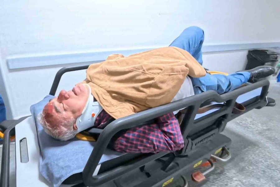 Kaldırıma Çıkıp 3 Kişiyi Yaralayan, Ters Yola Girip 5 Araca Çarpan Alkollü Sürücü Böyle Darbedildi