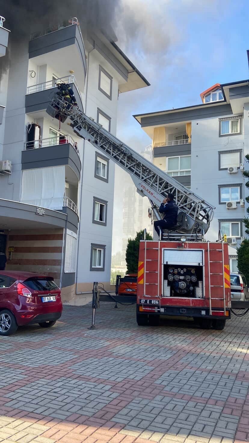 Alanya’da 5 Katlı Binada Korkutan Yangın