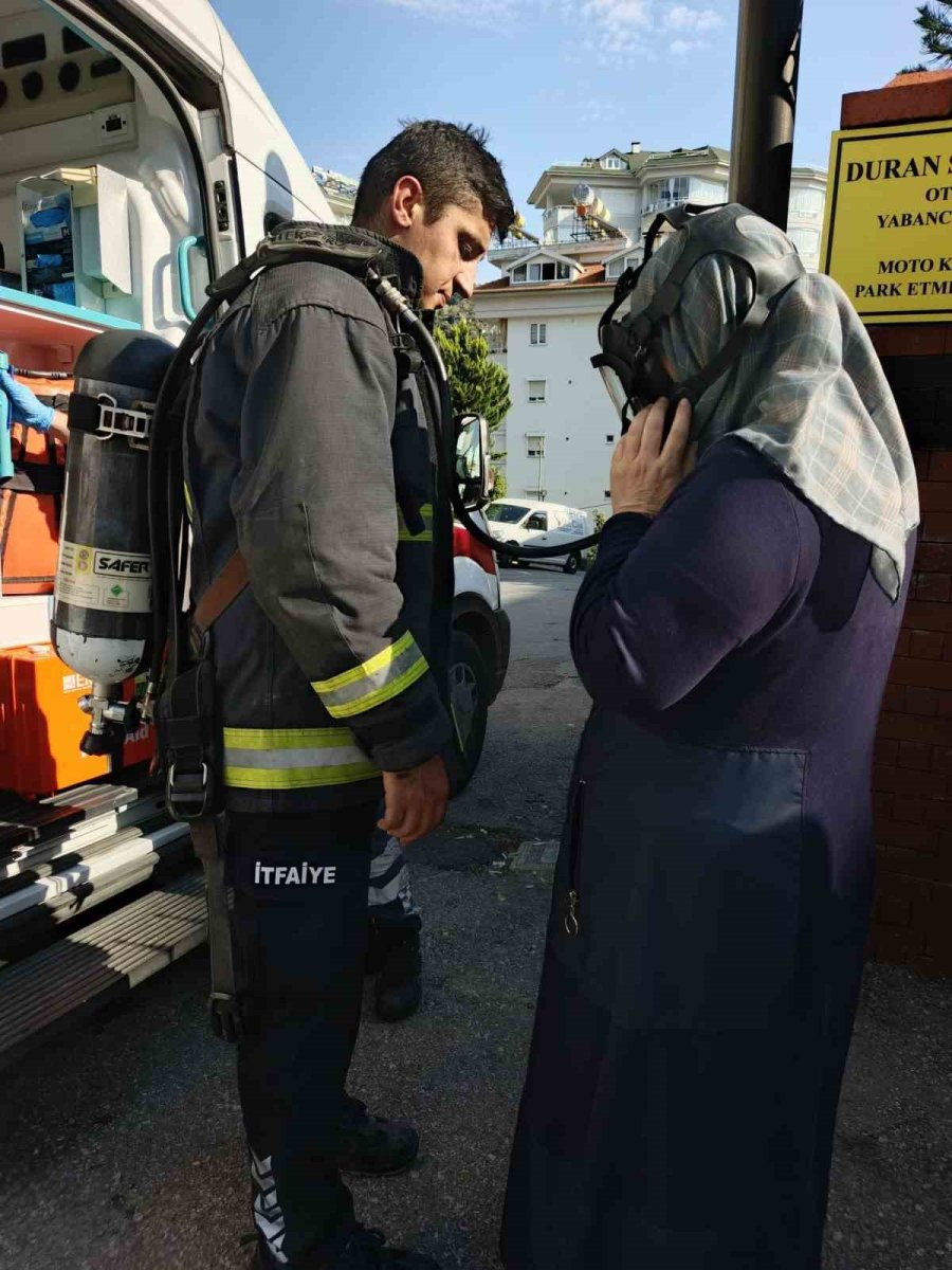 Alanya’da 5 Katlı Binada Korkutan Yangın