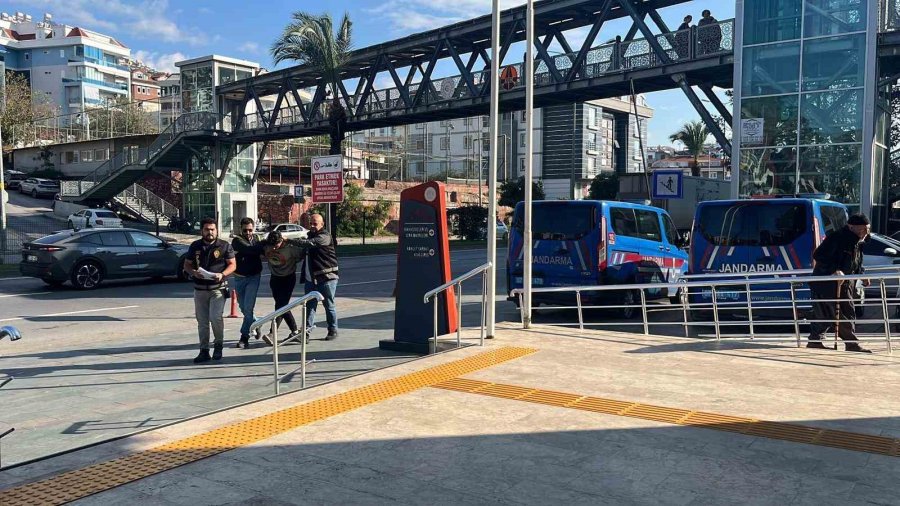 Alanya’da Sokakta Kadına Saldırıda Bulunan Şahıs Adliyeye Sevk Edildi