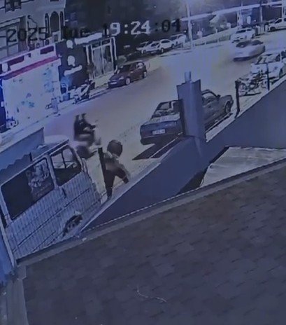 Alanya’da Sokakta Bir Kadına Yumruk Atıp, Makasla Yüzünü Yaralayan Şahıs Tutuklandı