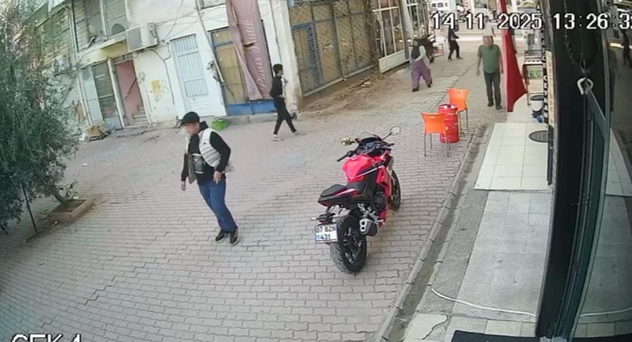 Gençlerin Kavgası Kanlı Bitti: Bıçaklayıp, Hiçbir Şey Olmamış Gibi Uzaklaştı