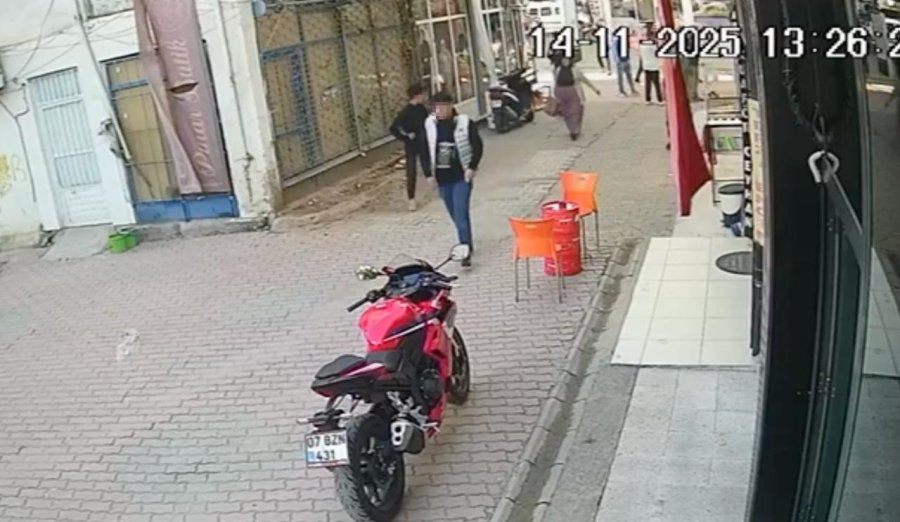 Gençlerin Kavgası Kanlı Bitti: Bıçaklayıp, Hiçbir Şey Olmamış Gibi Uzaklaştı