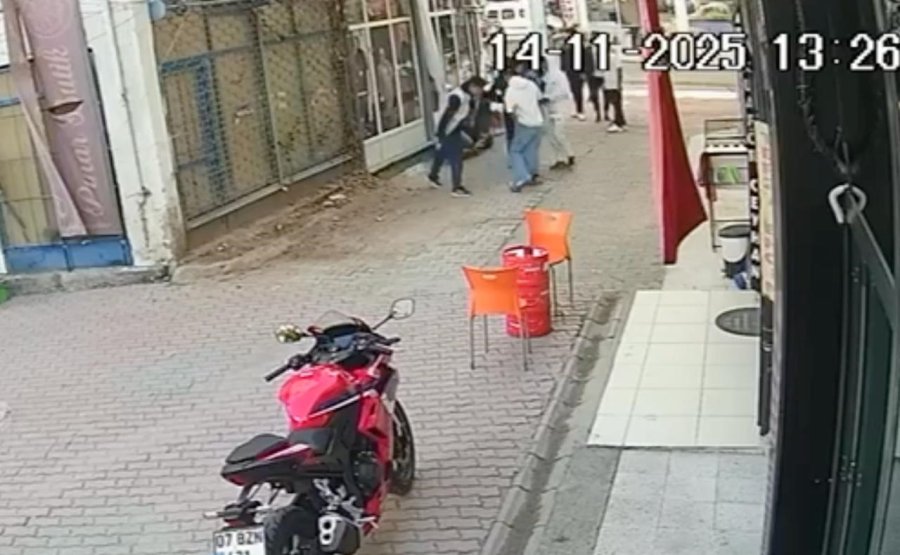 Gençlerin Kavgası Kanlı Bitti: Bıçaklayıp, Hiçbir Şey Olmamış Gibi Uzaklaştı