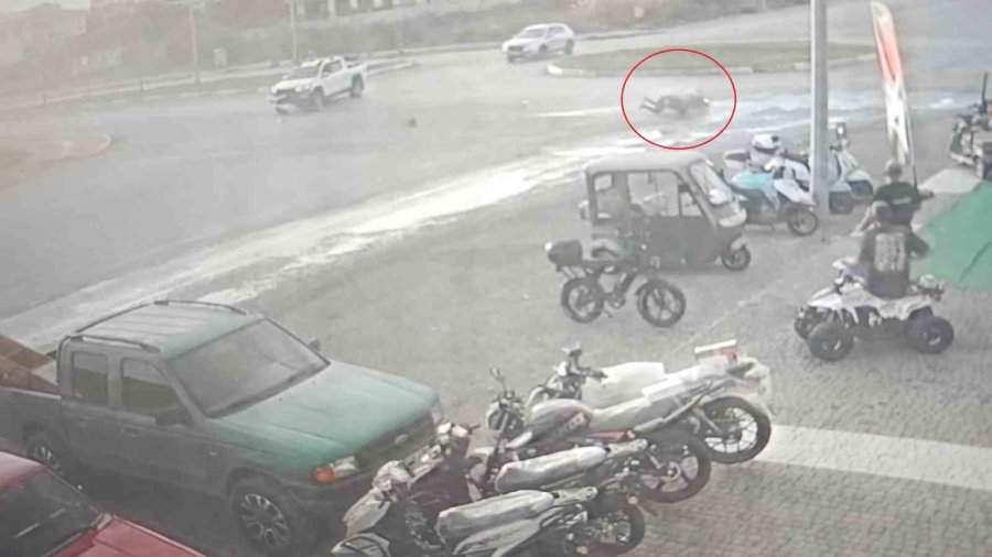 Kamyonetle Çarpışıp Motosikletiyle 25 Metre Sürüklendi, Kask Sayesinde Hayata Tutundu