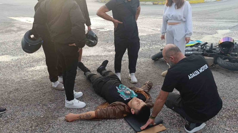 Kamyonetle Çarpışıp Motosikletiyle 25 Metre Sürüklendi, Kask Sayesinde Hayata Tutundu