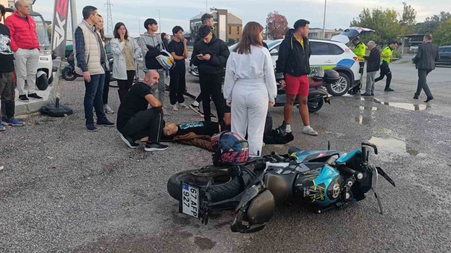Kamyonetle Çarpışıp Motosikletiyle 25 Metre Sürüklendi, Kask Sayesinde Hayata Tutundu