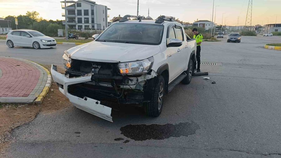Kamyonetle Çarpışıp Motosikletiyle 25 Metre Sürüklendi, Kask Sayesinde Hayata Tutundu