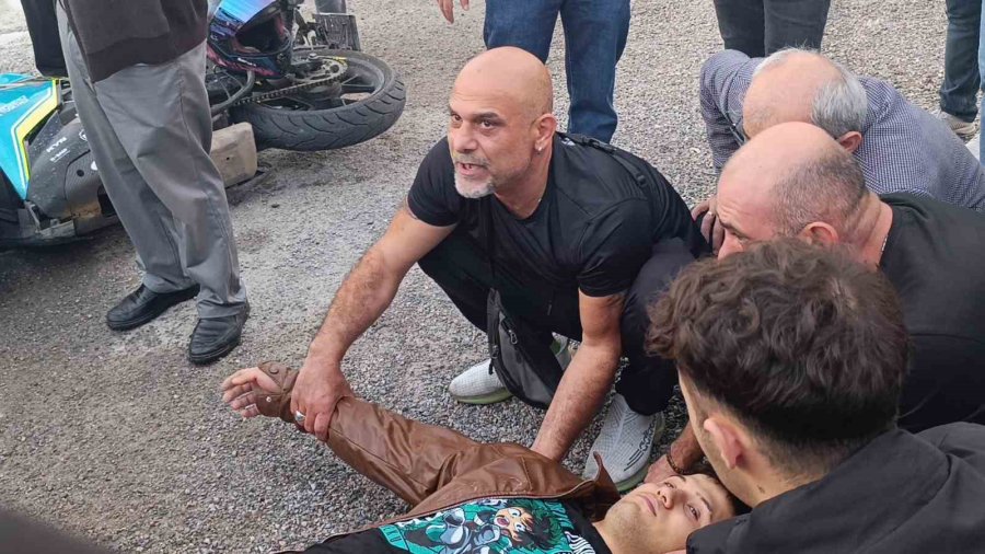 Kamyonetle Çarpışıp Motosikletiyle 25 Metre Sürüklendi, Kask Sayesinde Hayata Tutundu