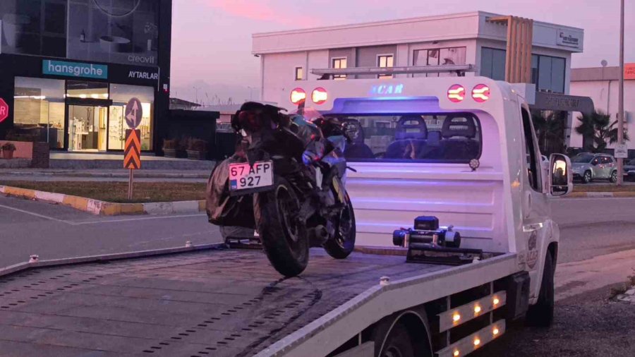 Kamyonetle Çarpışıp Motosikletiyle 25 Metre Sürüklendi, Kask Sayesinde Hayata Tutundu